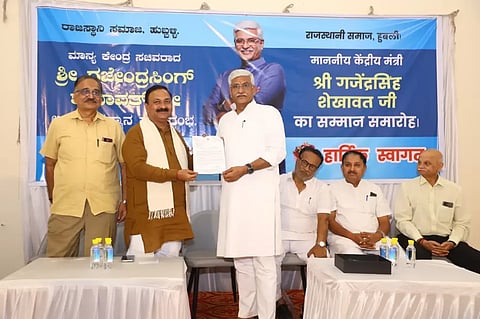 corridor ಹುಬ್ಬಳ್ಳಿಯ ಚಂದ್ರಮೌಳೇಶ್ವರ ದೇವಸ್ಥಾನ ನಿರ್ಮಾಣಕ್ಕೆ ವಿಶೇಷ ಅನುದಾನ ಬಿಡುಗಡೆಗೆ ಆಗ್ರಹಿಸಿ ಕೇಂದ್ರ ಸಚಿವ ಗಜೇಂದ್ರಸಿಂಗ್ ಶೇಖಾವತ್ ಅವರಿಗೆ ಶಾಸಕ ಮಹೇಶ ಟೆಂಗಿನಕಾಯಿ ಮನವಿ ಸಲ್ಲಿಸಿದರು. 