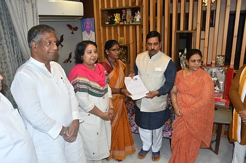 union ಕೇಂದ್ರ ಸಚಿವ ಪ್ರಲ್ಹಾದ ಜೋಶಿ ಅವರು ಹುಬ್ಬಳ್ಳಿಯ ತಮ್ಮ ನಿವಾಸದಲ್ಲಿ ಎಸ್​ಐಆರ್ ಪ್ರಕ್ರಿಯೆಯಲ್ಲಿ ಕುಟುಂಬ ಸಮೇತರಾಗಿ ಭಾಗಿಯಾಗಿ, ಬಿಎಲ್​ಒಗಳಿಗೆ ಮಾಹಿತಿ ನೀಡಿದರು.