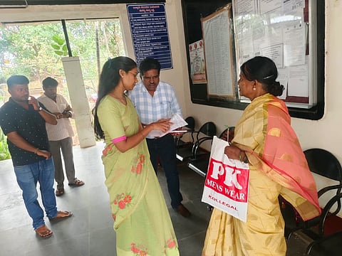 ಮಳವಳ್ಳಿ ತಾಲೂಕು ಪಂಚಾಯಿತಿ ಕಚೇರಿಯಲ್ಲಿ ಜಿಲ್ಲಾ ಪಂಚಾಯಿತಿ ಸಿಇಒ ಕೆ.ಆರ್.ನಂದಿನಿ ಸಾರ್ವಜನಿಕರ ಅಹವಾಲು ಆಲಿಸಿದರು.