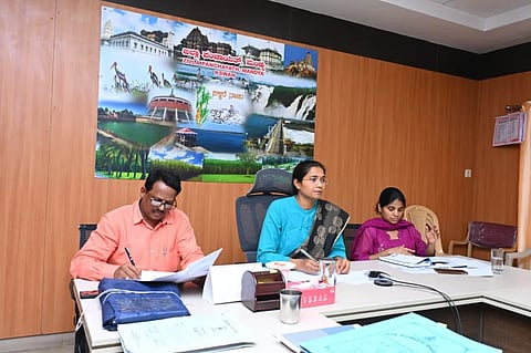 ಮಂಡ್ಯದಲ್ಲಿ ಆಯೋಜಿಸಿದ್ದ ಕುಡಿಯುವ ನೀರಿನ ಸಂಬಂಧದ ಸಭೆಯಲ್ಲಿ ಜಿಪಂ ಸಿಇಒ ಕೆ.ಆರ್.ನಂದಿನಿ ಮಾತನಾಡಿದರು. 