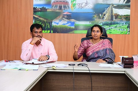 ಮಂಡ್ಯದಲ್ಲಿ ಆಯೋಜಿಸಿದ್ದ ನೀರು ಮತ್ತು ನೈರ್ಮಲ್ಯ ಸಮಿತಿ ಸಭೆಯಲ್ಲಿ ಜಿಪಂ ಸಿಇಒ ಕೆ.ಆರ್.ನಂದಿನಿ ಮಾತನಾಡಿದರು.  