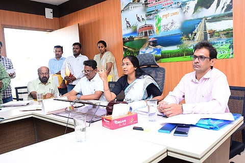 ಮಂಡ್ಯದಲ್ಲಿ ಆಯೋಜಿಸಿದ್ದ ಸಭೆಯಲ್ಲಿ ಜಿಪಂ ಸಿಇಒ ಕೆ.ಆರ್.ನಂದಿನಿ ಮಾತನಾಡಿದರು.