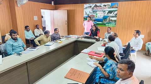ಮಂಡ್ಯದಲ್ಲಿ ಜಿಪಂ ಸಿಇಒ ಕೆ.ಆರ್.ನಂದಿನಿ ಅಧ್ಯಕ್ಷತೆಯಲ್ಲಿ ಸಭೆ ಆಯೋಜಿಸಲಾಗಿತ್ತು.
