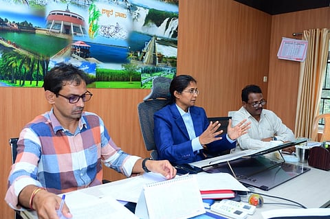 ಮಂಡ್ಯದಲ್ಲಿ ಆಯೋಜಿಸಿದ್ದ ವಾತ್ಸಲ್ಯ ಕೇಂದ್ರದ ಜಿಲ್ಲಾಮಟ್ಟದ ಕಾರ್ಯಕಾರಿ ಸಮಿತಿ ಸಭೆಯಲ್ಲಿ ಜಿಪಂ ಸಿಇಒ ಕೆ.ಆರ್.ನಂದಿನಿ ಮಾತನಾಡಿದರು.