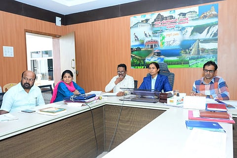  ಮಂಡ್ಯದಲ್ಲಿ ಜಿಪಂ ಸಿಇಒ ಕೆ.ಆರ್.ನಂದಿನಿ ಅಧ್ಯಕ್ಷತೆಯಲ್ಲಿ ಸಭೆ ಆಯೋಜಿಸಲಾಗಿತ್ತು.