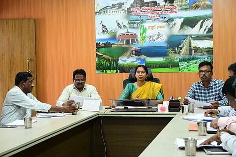 ಮಂಡ್ಯದಲ್ಲಿ ಜಿಪಂ ಸಿಇಒ ಕೆ.ಆರ್.ನಂದಿನಿ ಅಧ್ಯಕ್ಷತೆಯಲ್ಲಿ ಪ್ರಗತಿ ಪರಿಶೀಲನಾ ಸಭೆ ಆಯೋಜಿಸಲಾಗಿತ್ತು. 