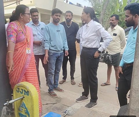 ಮದ್ದೂರು ತಾಲೂಕು ಗುಡಿಗೆರೆ ಗ್ರಾಮದಲ್ಲಿ ಜಲ ಜೀವನ ಮಿಷನ್ ಕಾಮಗಾರಿ ಬಗ್ಗೆ ಜಿಪಂ ಸಿಇಒ ಕೆ.ಆರ್.ನಂದಿನಿ ಮಾಹಿತಿ ಪಡೆದರು. 