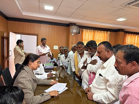   ಮಂಡ್ಯ ಜಿಪಂ ಕಚೇರಿ ಮಿನಿ ಸಭಾಂಗಣದಲ್ಲಿ ಹಮ್ಮಿಕೊಳ್ಳಲಾಗಿದ್ದ ಸಭೆಯಲ್ಲಿ ಜಿಪಂ ಸಿಇಒ ಕೆ.ಆರ್.ನಂದಿನಿ ಸಾರ್ವಜನಿಕರ ಅಹವಾಲು ಸ್ವೀಕರಿಸಿದರು.