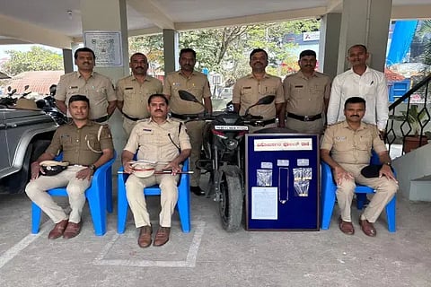 ಸರಗಳ್ಳತನ ಮಾಡಿದ್ದ ಪ್ರಕರಣದಲ್ಲಿ 25 ಲಕ್ಷ ರೂ. ಮೌಲ್ಯದ ಚಿನ್ನಾಭರಣ ಮತ್ತು ಬೈಕ್ ಅನ್ನು ಜಪ್ತಿ ಮಾಡಿದ ವಿನೋಬನಗರ ಠಾಣೆ ಪೊಲೀಸರು.