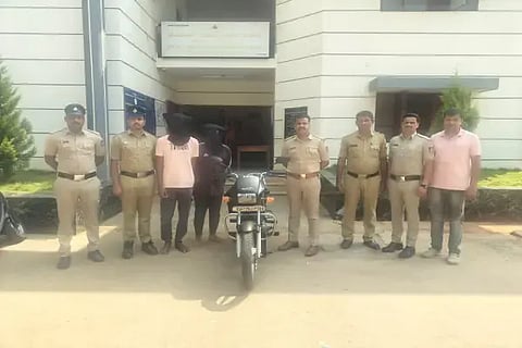 ಮಾಂಗಲ್ಯ ಸರ ಕಿತ್ತು ಪರಾರಿಯಾಗಿದ್ದ ಇಬ್ಬರನ್ನು ಶಿವಮೊಗ್ಗ ಗ್ರಾಮಾಂತರ ಠಾಣೆ ಪೊಲೀಸರು ಬಂಧಿಸಿದರು.