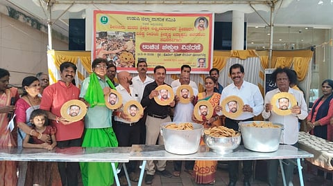 ಉಡುಪಿಯಲ್ಲಿ ಲಕ್ಷ್ಮೀವರ ಶ್ರೀಗಳ ಸ್ಮರಣಾರ್ಥ ಚಕ್ಕುಲಿ ವಿತರಣೆ ಕಾರ್ಯಕ್ರಮವನ್ನು ಬಿ.ಜಯಕರ್​ ಶೆಟ್ಟಿ ಇಂದ್ರಾಳಿ ಉದ್ಘಾಟಿಸಿದರು. ಲಾತವ್ಯ ಆಚಾರ್ಯ, ನಾಗೇಶ್​ ಹೆಗ್ಡೆ, ನಿತ್ಯಾನಂದ ಒಳಕಾಡು, ಭಾಸ್ಕರ್​ ಶೇರಿಗಾರ್​, ಗೀತಾ ಹೆಗ್ಡೆ, ರಾಘವೇಂದ್ರ ಪ್ರಭು ಕರ್ವಾಲು, ವಿಕಾಸ್​ ಶೆಟ್ಟಿ, ಗಂಗಾಧರ್​ ಇದ್ದರು.