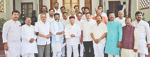 ಕಲಬುರಗಿ ಜಿಲ್ಲೆ ಆಳಂದನಲ್ಲಿ ಪವಿತ್ರ ರಾವ ಚೈತನ್ಯ ಶಿವಲಿಂಗಕ್ಕೆ ಅಪಮಾನ ಎಸಗಿ, ಪೊಲೀಸ್​ ಅಧಿಕಾರಿಗಳ ಮೇಲೆ ಹಲ್ಲೆ ನಡೆಸಿದ ಗಂಭೀರ ಪ್ರಕರಣಗಳ ಹಲವು ಕೇಸ್​ಗಳನ್ನು ಹಿಂಪಡೆದಿದ್ದು, ಈ ಆದೇಶ ರದ್ದುಪಡಿಸುವಂತೆ ಒತ್ತಾಯಿಸಿ ಕಲಬುರಗಿ ಜಿಲ್ಲಾ ಬಿಜೆಪಿ ನಾಯಕರ ನಿಯೋಗ ರಾಜ್ಯಪಾಲರನ್ನು ಮಂಗಳವಾರ ಭೇಟಿ ಮಾಡಿ ಮನವಿಪತ್ರ ಸಲ್ಲಿಸಿತು. ಅಶೋಕ ಬಗಲಿ, ಬಿ.ಜಿ.ಪಾಟೀಲ್​, ಡಾ.ಉಮೇಶ ಜಾಧವ್​, ಶಶೀಲ್​ ನಮೋಶಿ, ಸುನಿಲ್​ ವಲ್ಲಾಪುರೆ, ಅಮರನಾಥ ಪಾಟೀಲ್​, ಡಾ.ಅವಿನಾಶ ಜಾಧವ್​ ಇತರರಿದ್ದರು.