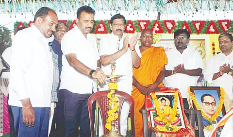 ಚಿಟಗುಪ್ಪಾ ತಾಲೂಕಿನ ಚಾಂಗಲೇರಾ ಗ್ರಾಮದಲ್ಲಿ ಬುದ್ಧ ಜಯಂತಿ ಕಾರ್ಯಕ್ರಮವನ್ನು ಾಸಕ ಡಾ.ಶೈಲೇಂದ್ರ ಬೆಲ್ದಾಳೆ ಉದ್ಘಾಟಿಸಿದರು. ಪೂಜ್ಯ ಭಂತೆ, ಶಿವಶರಣಪ್ಪ ಹುಗ್ಗಿ ಪಾಟೀಲ, ಮಹೇಶ ಗೋರನಾಳಕರ್​, ಸತೀಶ್​ ಸಾಗರ ಇತರರಿದ್ದರು.