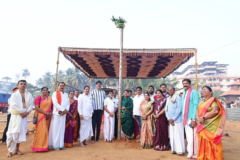 ಉಡುಪಿ ಶ್ರೀಕೃಷ್ಣ ಮಠದ ಪಾರ್ಕಿಂಗ್​ ಪ್ರದೇಶದಲ್ಲಿ ಭಾವೀ ಪರ್ಯಾಯ ಶಿರೂರು ಮಠದ ವತಿಯಿಂದ ಚಪ್ಪರ ಮುಹೂರ್ತ ನಡೆಯಿತು. ಸುದರ್ಶನ್​ ಭಟ್​, ಡಾ. ಉದಯಕುಮಾರ್​ ಸರಳತ್ತಾಯ, ಮಟ್ಟಾರು ರತ್ನಾಕರ್​ ಹೆಗ್ಡೆ, ಮೋಹನ್​ ಭಟ್​, ಸುಪ್ರಸಾದ್​ ಶೆಟ್ಟಿ, ಪದ್ಮಾ ರತ್ನಾಕರ್​, ವೀಣಾ ಎಸ್​. ಶೆಟ್ಟಿ, ವಿಷ್ಣುಪ್ರಸಾದ್​ ಪಾಡಿಗಾರ್​ ಇತರರಿದ್ದರು.