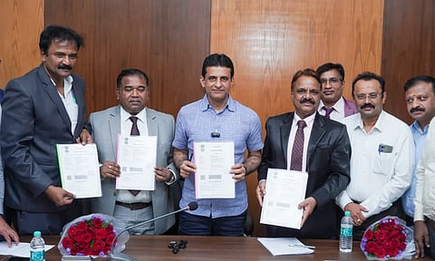 A memorandum of understanding was signed on Monday with the Nephro-urology Institute, Sri Jayadeva Cardiovascular Science and Research Institute, Charaka Hospital to expand nephro-urology treatment, dialysis services and heart disease treatment at Charaka Hospital in Shivajinagar. Minister Rizwan Harshad, Dr. M. Shivalingaiah, Dr. Dinesh, Dr. Srikanth and others were present.