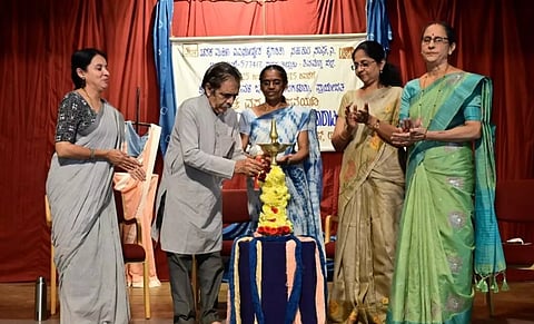 ಉಡುಪಿಯಲ್ಲಿ ಆಯೋಜಿಸಿದ್ದ ಚರಕದ ಕೈಮಗ್ಗ ವಸ್ತುಗಳ ಪ್ರದರ್ಶನ, ಮಾರಾಟ ಮೇಳವನ್ನು ಡಾ.ಕೃಷ್ಣ ಕೊತ್ತಾಯ ಉದ್ಘಾಟಿಸಿದರು. ಡಾ. ಎಚ್​.ಎಸ್​. ಶುಭಾ, ಮಹಾಲಕ್ಷ್ಮೀ, ಪ್ರೊ.ವನಿತಾ ಮಯ್ಯ ಇದ್ದರು.