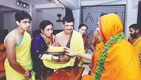 ಗೋಕರ್ಣದ ಅಶೋಕೆಯ ಶ್ರೀರಾಮಚಂದ್ರಾಪುರ ಮಠದಲ್ಲಿ ನಡೆಯುತ್ತಿರುವ 33ನೇ ಅನ್ನಬ್ರಹ್ಮ ಚಾತುರ್ಮಾಸ್ಯ ನಿಮಿತ್ತ ಮಂಗಳವಾರ ನಡೆದ ಧರ್ಮ ಸಭೆಯಲ್ಲಿ ಚಾತುರ್ಮಾಸ್ಯ ವ್ರತನಿಷ್ಠರಾದ ಶ್ರೀ ರಾವೇಶ್ವರ ಭಾರತೀ ಸ್ವಾಮೀಜಿ ಅವರಿಗೆ ರಾಮಚಂದ್ರಾಪುರ ಮಂಡಲದ ವಿವಿಧ ವಲಯಗಳ ವತಿಯಿಂದ ಆಯೋಜಿತವಾದ ಭಿಾಸೇವೆಯಲ್ಲಿ ಕಿರಣ್​ ದಂಪತಿ ಶ್ರೀಗಳಿಗೆ ರ್ಪೂಣಲ ಸರ್ಮಪಿಸಿದರು.