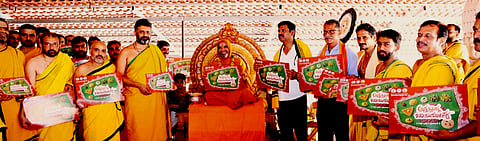 ಗೋಕರ್ಣದ ಶ್ರೀ ರಾಮಚಂದ್ರಾಪುರ ಮಠದ ಮೂಲತಾಣ ಅಶೋಕೆಯ ಪರಿಸರದಲ್ಲಿ ಬುಧವಾರ ಏರ್ಪಡಿಸಿದ್ದ ಧರ್ಮಸಭೆಯಲ್ಲಿ 33ನೆ ಚಾತುಮಾಸ್ಯ (chaturmasya)ವ್ರತದೀಕ್ಷೆಯ ಆಮಂತ್ರಣ ಪತ್ರಿಕೆಯನ್ನು ಪೀಠಾಧಿಪತಿಗಳಾದ ಶ್ರೀ ರಾಘವೇಶ್ವರ ಭಾರತೀ ಸ್ವಾಮೀಜಿ ಬಿಡುಗಡೆ ಮಾಡಿದರು. ಸಂತೋಷ ಹೆಗಡೆ, ಗಣೇಶ ಜೆ.ಎಲ್., ಹರಿಪ್ರಸಾದ ಪೆರಿಯಾಪು, ಡಿ.ಡಿ.ಶರ್ಮ, ಪ್ರದೀಪ ನಾಯಕ, ಮಹೇಶ ಶೆಟ್ಟಿ, ಆರ್.ಎಸ್.ಹೆಗಡೆ ಹರಗಿ, ಮಂಜುನಾಥ ಸುವರ್ಣಗದ್ದೆ, ಚಂದನ ಶಾಸಿ ಮತ್ತಿತರ ಪ್ರಮುಖರಿದ್ದರು.