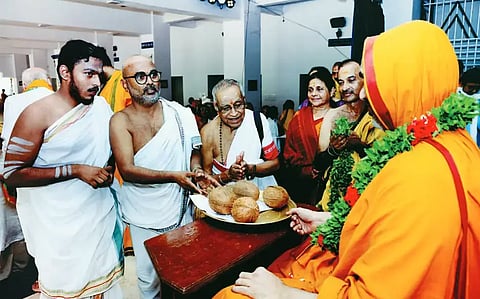 ಗೋಕರ್ಣದ ಅಶೋಕೆಯ ಶ್ರೀರಾಮಚಂದ್ರಾಪುರ ಮಠದಲ್ಲಿ ಗುರುವಾರ ಆಯೋಜಿಸಿದ್ದ ಧರ್ಮಸಭೆಯಲ್ಲಿ 33ನೇ ಅನ್ನಬ್ರಹ್ಮ ಚಾತುರ್ಮಾಸ್ಯ ದೀಕ್ಷಾಧಾರಿಗಳಾದ ಶ್ರೀರಾಘವೇಶ್ವರ ಭಾರತೀ ಸ್ವಾಮೀಜಿ ಅವರಿಗೆ ಶ್ರೀಮಠ ಪ್ರಕಾಶಿಸುವ ಧಾರ್ಮಿಕ ಪಂಚಾಂಗದ ಪ್ರಕಟಣೆಗೆ ಸಿದ್ಧವಾಗಿರುವ ನೂತನ ಪ್ಲವಂಗ ಸಂವತ್ಸರದ ಕರಡು ಪ್ರತಿಯನ್ನು ಪಂಚಾಂಗ ಸಮಿತಿಯ ಪೊ.ಶಂಭು ಭಟ್ಟ ಕಡತೋಕಾ ಮತ್ತು ವಿದ್ವಾನ್​ ಪತಂಜಲಿ ವೀಣಾಕರ ಶ್ರೀಗಳಿಗೆ ಸಮರ್ಪಿಸಿ ಆಶೀರ್ವಾದ ಪಡೆದರು. 