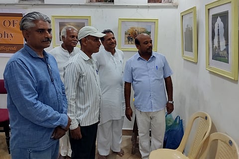 ಕಲಬುರಗಿ ಮಾನಕರ್​ ಲೇಔಟ್​ನಲ್ಲಿರುವ ಬಿಸಿಲು ಆರ್ಟ್​ ಗ್ಯಾಲರಿಯಲ್ಲಿ ಸೋಮವಾರ ಹಮ್ಮಿಕೊಂಡಿದ್ದ ಏಕವ್ಯಕ್ತಿ ಛಾಯಾಚಿತ್ರ ಪ್ರದರ್ಶನವನ್ನು ಸಾಹಿತಿ ವೆಂಕಣ್ಣ ದೊಣ್ಣೆಗೌಡ, ಬಸವರಾಜ ತೋಟದ್​, ಹಿರಿಯ ಕಲಾವಿದ ವಿ.ಬಿ.ಬಿರಾದಾರ್​ ಇತರರು ವೀಕ್ಷಿಸಿದರು.