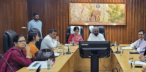 ಬೆಂಗಳೂರಿನಲ್ಲಿ ಅರಣ್ಯ ಇಲಾಖೆ ಉನ್ನತಮಟ್ಟದ ಸಭೆಯಲ್ಲಿ ಅರಣ್ಯ ಸಚಿವ ಈಶ್ವರ ಬಿ.ಖಂಡ್ರೆ, ಅರಣ್ಯ ಕಾರ್ಯಪಡೆ ಮುಖ್ಯಸ್ಥೆ ವೀನಾಕ್ಷಿ ನೇಗಿ, ಮುಖ್ಯ ವನ್ಯಜಿವಿ ಪರಿಪಾಲಕ ಕುಮಾರ ಪುಷ್ಕರ್​, ಪಿಸಿಸಿಎ್​ ರಾಧಾದೇವಿ ಮತ್ತಿತರರು ಭಾಗವಹಿಸಿದ್ದರು. 