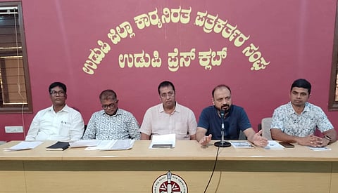 ಉಡುಪಿಯ ಪತ್ರಿಕಾ ಭವನದಲ್ಲಿ ನಡೆದ ಸುದ್ದಿಗೋಷ್ಠಿಯಲ್ಲಿ ಡಾ. ವಿಜಯೇಂದ್ರ ವಿ. ರಾವ್​ ಮಾತನಾಡಿದರು. ಅಮ್ಮುಂಜೆ ಪ್ರಭಾಕರ್​ ನಾಯಕ್​, ಭಗವಾನ್​ ದಾಸ್​, ಯೋಗೀಶ್ಚಂದ್ರ ದಾರ, ಅಮಿತ್​ ಅರವಿಂದ್​ ಇದ್ದರು.