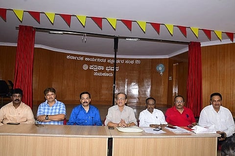 ತುಮಕೂರಿನಲ್ಲಿ ಜಿಲ್ಲಾ ಔಷಧ ವ್ಯಾಪಾರಿಗಳ ಸಂಘದ ಅಧ್ಯಕ್ಷ ಜವಹರ್​ ಪಂಡಿತ್​ ಸುದ್ದಿಗೋಷ್ಠಿಯಲ್ಲಿ ಮಾತನಾಡಿದರು. ರಂಗಸ್ವಾಮಿ, ಸಿ.ಪಿ.ವಿಜಯ್​, ನಾರಾಯಣಮೂರ್ತಿ, ಸಿದ್ದಲಿಂಗಸ್ವಾಮಿ ಮತ್ತಿತರರು ಇದ್ದರು. 