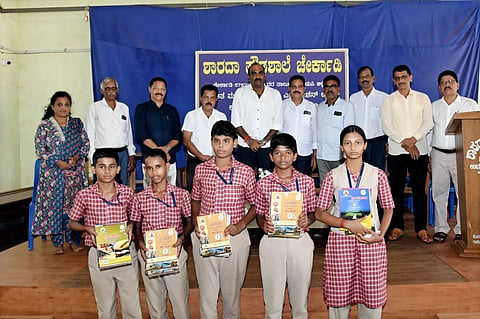 ಚೇರ್ಕಾಡಿಯ ಶಾರದಾ ಪ್ರೌಢಶಾಲೆಯ ವಿದ್ಯಾರ್ಥಿಗಳಿಗೆ ಪಠ್ಯಪುಸ್ತಕ ವಿತರಿಸಲಾಯಿತು. ಯಶ್​ಪಾಲ್​ ಸುವರ್ಣ, ಆರೂರು ತಿಮ್ಮಪ್ಪ ಶೆಟ್ಟಿ, ಹರೀಶ್​ ಶೆಟ್ಟಿ ಚೇರ್ಕಾಡಿ, ರಾಜೀವ್​ ಕುಲಾಲ್​, ರಾಧಾಕೃಷ್ಣ ಸಾಮಂತ್​, ರೇಖಾ ಭಟ್​, ಮಂಜುನಾಥ್​ ನಾಯ್ಕ್​, ಕನ್ನಾರು ಕಮಲಾಕ್ಷ ಹೆಬ್ಬಾರ್​ ಇತರರಿದ್ದರು.