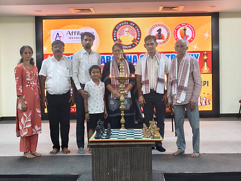 ಉಡುಪಿಯ ಮಣಿಪಾಲದಲ್ಲಿ ಆಯೋಜಿಸಿದ್ದ ಶ್ರೀ ನಾರಾಯಣ ಗುರು ಚೆಸ್ ಟ್ರೋಫಿಯನ್ನು ರಾಘವೇಂದ್ರ ವೈ.ಟಿ. ಉದ್ಘಾಟಿಸಿದರು. ಹರಿಪ್ರಸಾದ್ ಸುಳ್ಯ, ಉಮಾನಾಥ್ ಕಾಪು, ವಾಣಿ ಪಾಣಿಕ್ಕರ್, ಸಾಕ್ಷಾತ್ ಯು.ಕೆ. ಇದ್ದರು.