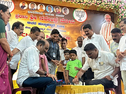ಉಡುಪಿಯಲ್ಲಿ ಆಯೋಜಿಸಿದ್ದ ಚೆಸ್​ ಸ್ಪರ್ಧೆಗೆ ಯಶ್​ಪಾಲ್​ ಸುವರ್ಣ ಹಾಗೂ ಕುತ್ಯಾರು ನವೀನ್​ ಶೆಟ್ಟಿ ಚಾಲನೆ ನೀಡಿದರು. ಪ್ರಭಾಕರ್​ ಪೂಜಾರಿ, ರುಡಾಲ್ಫ್​ ಡಿಸೋಜಾ, ಡೆನಿಸ್​ ಮಸ್ಕರೇನಸ್​, ಅನಿತಾ ಡಿಸೋಜಾ, ಮೈಕಲ್​ ಡಿಸೋಜಾ ಇತರರಿದ್ದರು.