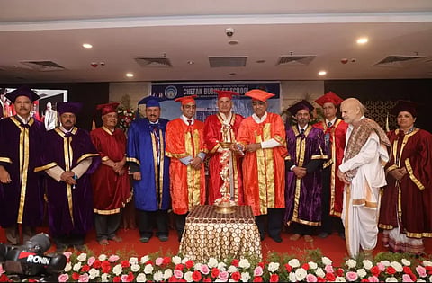 chetan school ಹುಬ್ಬಳ್ಳಿಯ ಚೇತನ ಬಿ ಸ್ಕೂಲ್​ನಲ್ಲಿ ಪದವಿ ಪ್ರಮಾಣ ಪತ್ರ ವಿತರಣೆ ಸಮಾರಂಭವನ್ನು ಧಾರವಾಡ ಐಐಟಿ ಡೀನ್​ ಪ್ರೊ. ಶಿವಪ್ರಸಾದ ಉದ್ಘಾಟಿಸಿದರು. ಡಾ. ಶ್ರೀನಿವಾಸ ಜೋಶಿ, ಡಾ. ವಿ.ಎಂ. ಕೊರವಿ, ರಾಜಣ್ಣ ಕೊರವಿ, ಎ.ಎಚ್​. ಚಚಡಿ ಇತರರು ಇದ್ದರು.