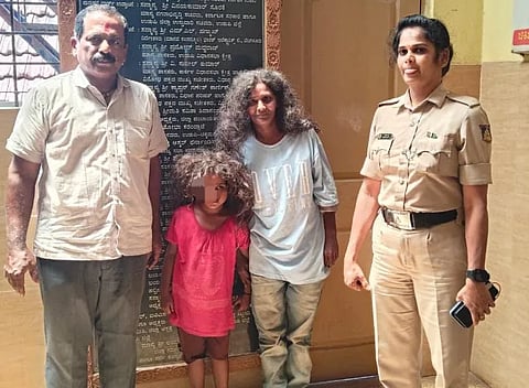 ಮುಂಬಯಿಯ ಮನೋರೋಗಿ ತಾಯಿ-ಮಗುವನ್ನು ರಕ್ಷಿಸಿ ಉಡುಪಿ ಜಿಲ್ಲಾಸ್ಪತ್ರೆಗೆ ದಾಖಲಿಸಿದ ವಿಶು ಶೆಟ್ಟಿ. ಪೊಲೀಸ್​ ಸಿಬ್ಬಂದಿ ದೀಪಾ ಶೆಟ್ಟಿ ಇದ್ದರು.