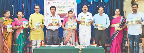 ಚಿಂಚೋಳಿಯಲ್ಲಿ ಶುಕ್ರವಾರ ನಡೆದ ವಿಚಾರ ಸಂಕಿರಣದಲ್ಲಿ ಚಿಂಚೋಳಿ ತಾಲೂಕು ದರ್ಶನ ಕೃತಿಯನ್ನು ಮಲ್ಲಿಕಾರ್ಜುನ ಪಾಲಮೂರ ಬಿಡುಗಡೆ ಮಾಡಿದರು. ಡಾ.ಶರಣಬಸಪ್ಪ ವಡ್ಡನಕೇರಿ, ಡಾ.ದಿವ್ಯಾ ವಾಡಿ, ಜಗನ್ನಾಥ ಶೇರಿಕಾರ, ಡಾ.ವೀರಶೆಟ್ಟಿ ಗಾರಂಪಳ್ಳಿ ಇತರರಿದ್ದರು
