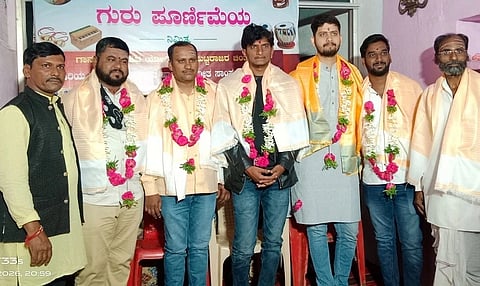 ಬೀದರ್‍ನ ಸಪ್ತಸ್ವರ ಕಲಾ ಸಂಸ್ಥೆಯ ಸಂಗೀತ ಪಾಠಶಾಲೆಯಲ್ಲಿ ನಡೆದ ಪಂಡಿತ ಪುಟ್ಟರಾಜ ಕವಿ ಗವಾಯಿಗಳ ಕುರಿತ ಚಿಂತನ ಗೋಷ್ಠಿಯಲ್ಲಿ ಹಿರಿಯ ಕಲಾವಿದರನ್ನು ಸನ್ಮಾನಿಸಲಾಯಿತು.