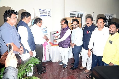 ಹುಬ್ಬಳ್ಳಿಯ ಚಿಟಗುಪ್ಪಿ ಆಸ್ಪತ್ರೆಗೆ chitaguppi hospital ಡಯಾಲಿಸಿಸ್ ಯಂತ್ರ ದೇಣಿಗೆ ನೀಡಿದ ಎಸ್.ಸಿ. ಶೆಟ್ಟರ್ ಆ್ಯಂಡ್ ಸನ್ಸ್ ಕಂಪನಿ ಮುಖ್ಯಸ್ಥ ವಿಜಯ ಶೆಟ್ಟರ್ ಅವರನ್ನು ಶಾಸಕ ಪ್ರಸಾದ ಅಬ್ಬಯ್ಯ ಅವರು ಶನಿವಾರ ಸನ್ಮಾನಿಸಿದರು.