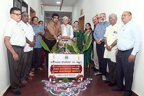 ಹುಬ್ಬಳ್ಳಿಯ ಚಿಟಗುಪ್ಪಿ chitaguppi ಆಸ್ಪತ್ರೆಯಲ್ಲಿ ಆರಂಭಿಸಿರುವ ಉಚಿತ ಫಿಜಿಯೋಥೆರಪಿ ಕೇಂದ್ರದ ಎರಡನೇ ವಾರ್ಷಿಕೋತ್ಸವ ಸಮಾರಂಭವನ್ನು ಡಾ. ಶ್ರೀಧರ ದಂಡಪ್ಪನವರ ಬುಧವಾರ ಉದ್ಘಾಟಿಸಿದರು.