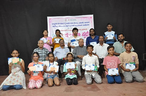 ಉಡುಪಿಯಲ್ಲಿ ಆಯೋಜಿಸಿದ್ದ ಚಿತ್ರಕಲಾ ಸ್ಪರ್ಧೆಯಲ್ಲಿ ವಿಜೇತರಾದ ವಿದ್ಯಾರ್ಥಿಗಳಿಗೆ ಬಹುಮಾನ ವಿತರಿಸಲಾಯಿತು. ಡಾ. ಜನಾರ್ದನ್​ ರಾವ್​ ಹಾವಂಜೆ, ಡಾ. ಬಿ.ಜಗದೀಶ್​ ಶೆಟ್ಟಿ, ಸಂತೋಷ್​ ಪೈ, ರಮೇಶ್​ ಅಂಬಾಡಿ, ವಿಶ್ವನಾಥ ಶೆಣೈ, ಡಾ. ವೈ. ರವೀಂದ್ರನಾಥ ರಾವ್​ ಇತರರಿದ್ದರು.