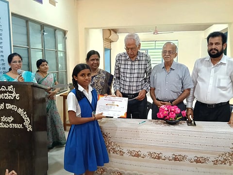 ಉಡುಪಿಯ ಟಿ.ಎ. ಪೈ ಮೋಡರ್ನ್​ ಶಾಲೆಯಲ್ಲಿ ಆಯೋಜಿಸಿದ್ದ ಚಿತ್ರಕಲಾ ಸ್ಪರ್ಧೆಯಲ್ಲಿ ವಿಜೇತ ಮಕ್ಕಳಿಗೆ ಬಹುಮಾನ ವಿತರಿಸಲಾಯಿತು. ಎಂ.ವಿಶ್ವನಾಥ್​ ಭಟ್​, ಎಚ್​.ಆರ್​. ಶೆಣೈ, ಮೋಹನ್​ ಶೆಟ್ಟಿ, ಯು. ಕಲ್ಯಾಣಿ ಪೈ, ಸುಲೋಚನಾ, ಶಿವಪ್ರಸಾದ್​ ಇದ್ದರು.