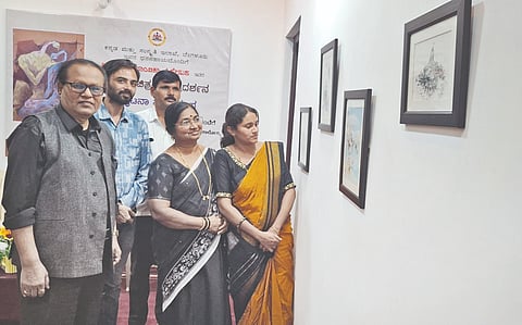 ಕಲಬುರಗಿ ವಿಜಯನಗರ ಕಾಲನಿ ಅನುಚಂದ್ರ ಆರ್ಟ್​ ಸ್ಟುಡಿಯೋದಲ್ಲಿ ಗುರುವಾರ ಆಯೋಜಿಸಿದ್ದ ನೀಲಾಂಬಿಕಾ ಹಿರೇಮಠ ಅವರ ಏಕವ್ಯಕ್ತಿ ಚಿತ್ರಕಲಾ ಪ್ರದರ್ಶನಕ್ಕೆ ಮಂಜುಳಾ ಜಾನೆ ಚಾಲನೆ ನೀಡಿ ಕಲಾಕೃತಿ ವೀಕ್ಷಿಸಿದರು. ಬಿ.ಎನ್​.ಪಾಟೀಲ್​, ವಿನಯಕುಮಾರ ರುದ್ರಸ್ವಾಮಿಮಠ, ಚಂದ್ರಹಾಸ ಜಾಲಿಹಾಳ, ನೀಲಾಂಬಿಕಾ ಇದ್ದರು.