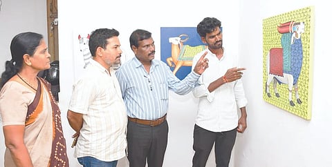 ಕಲಬುರಗಿ ರಾಮಮಂದಿರದ ಹಿಂಭಾಗದಲ್ಲಿನ ಬಿಸಿಲು ಆರ್ಟ್​ ಗ್ಯಾಲರಿಯಲ್ಲಿ ಯಾದಗಿರಿ ಯುವ ಚಿತ್ರಕಲಾವಿದ ತಿಪ್ಪಣ್ಣ ಜಾಧವ್​ ಬುಧವಾರ ಆಯೋಜಿಸಿದ್ದ ಏಕವ್ಯಕ್ತಿ ಚಿತ್ರಕಲಾ ಪ್ರದರ್ಶವನ್ನು ಡಾ.ಪರಶುರಾಮ ವೀಕ್ಷಿಸಿದರು. ಶಾಂತಮಲ್ಲ ಶಿವಭೋ, ಶೈಲಜಾ ಬಿರಾದಾರ್​, ತಿಪ್ಪಣ್ಣ ಜಾಧವ್​ ಇತರರಿದ್ದರು.