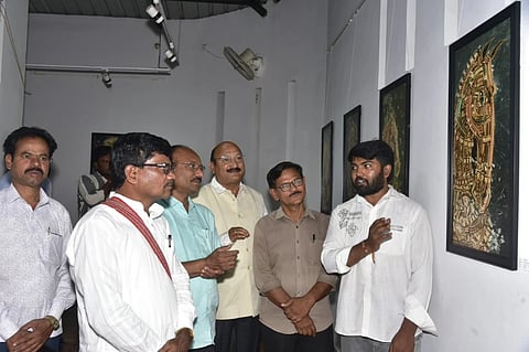 ಕಲಬುರಗಿ ಎಂ.ಬಿ.ಲೋಹಾರ್​ ಆರ್ಟ್​ ಗ್ಯಾಲರಿಯಲ್ಲಿ ಸೋಮವಾರ ಆಯೋಜಿಸಿದ್ದ ಚಿತ್ರಕಲಾ ಪ್ರದರ್ಶನದಲ್ಲಿ ಚಂದ್ರಹಾಸ ಜಾಲಿಹಾಳ, ವಿಜಯಕುಮಾರ, ಚಂದ್ರಶೇಖರ ಆರ್​.ಡಿ, ಶಿವಾನಂದ ಬಂಟನೂರ ಇತರರು ಕಲಾಕೃತಿಗಳನ್ನು ವೀಕ್ಷಿಸಿದರು.