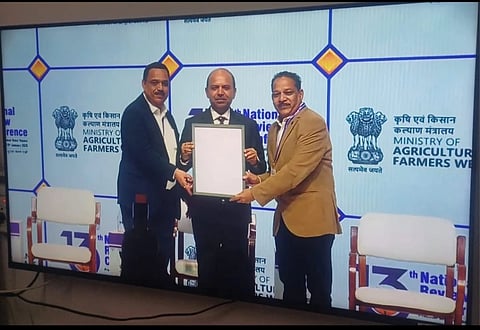 ಪ್ರಧಾನ ಮಂತ್ರಿ ಫಸಲ್ ಬಿಮಾ ಯೋಜನೆಯ ಅನುಷ್ಠಾನಕ್ಕಾಗಿ ಛತ್ತಿಸಗಢ ರಾಜ್ಯಕ್ಕೆ ಪ್ರಥಮ ಬಹುಮಾನ ನೀಡಿ ಗೌರವಿಸಲಾಗಿದ್ದು, ಅಲ್ಲಿನ ತೋಟಗಾರಿಕೆ ಇಲಾಖೆ ಪ್ರಭಾರ ಜಂಟಿ ನಿರ್ದೇಶಕ ನೀರಜ್ ಶಾ ಪ್ರಶಸ್ತಿ ಸ್ವೀಕರಿಸಿದರು.