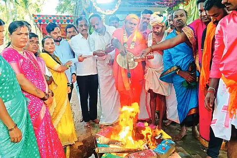   ಚನ್ನಗಿರಿ ತಾಲೂಕಿನ ಬೀಡುಗೊಂಡನಹಳ್ಳಿ ತಾಂಡದಲ್ಲಿ ಮಂಗಳವಾರ ಶ್ರೀ ಆದಿಶಕ್ತಿ ಕುಕ್ಕುವಾಡೇಶ್ವರಿ ದೇವಿ ದೇವಸ್ಥಾನದ ನೂತನ ಶಿಲಾ ವಿಗ್ರಹ ಪ್ರಾಣಪ್ರತಿಷ್ಠಾಪನೆಯನ್ನು ಹಿರೇಮಠದ ಡಾ. ಕೇದಾರಲಿಂಗ ಶಿವಶಾಂತವೀರ ಸ್ವಾಮೀಜಿ ನೆರವೇರಿಸಿದರು. ಎಚ್. ಲಕ್ಷ್ಮಣ್‌ನಾಯ್ಕ, ಬಿ.ಎನ್. ಗಿರೀಶ್, ಬಿ. ಸುರೇಶ್‌ನಾಯ್ಕ, ಜಗದೀಶ್ ಇತರರಿದ್ದರು. Temple