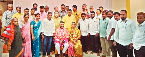 society request ಹುಬ್ಬಳ್ಳಿಯ ನಿಜಶರಣ ಅಂಬಿಗರ ಚೌಡಯ್ಯ ಸೇವಾ ಸಮಿತಿ ವತಿಯಿಂದ ಮೇಯರ್​ ದುರ್ಗಮ್ಮ ಬಿಜವಾಡ ಅವರನ್ನು ಅಭಿನಂದಿಸಲಾಯಿತು. ಶಶಿಕಾಂತ ಬಿಜವಾಡ, ಶಿವಾನಂದ ಅಂಬಿಗೇರ, ಮಂಜುನಾಥ ಬೆಡಸೂರ, ಹನಮಂತ ಅಂಬಿಗೇರ, ಮಯೂರ ನಟೇಕರ್​, ಇತರರು ಇದ್ದರು.