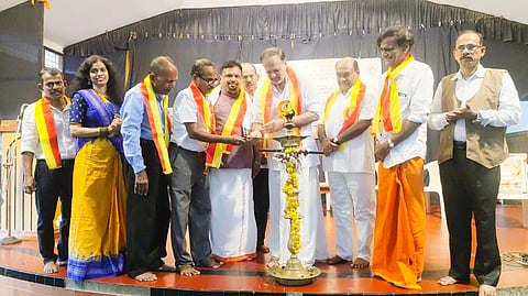 ಉಡುಪಿಯ ಅಂಬಲಪಾಡಿಯಲ್ಲಿ ಕರ್ನಾಟಕ ಚುಟುಕು ಸಾಹಿತ್ಯ ಪರಿಷತ್ ಆಯೋಜಿಸಿದ್ದ ಶಿಕ್ಷಕ ಸಾಹಿತಿಗಳ ಸಮ್ಮೇಳನವನ್ನು ಡಾ. ನೀ.ಬಿ. ವಿಜಯ ಬಲ್ಲಾಳ ಉದ್ಘಾಟಿಸಿದರು. ಆರ್.ಎಂ. ಕುಬೇರಪ್ಪ, ಪ್ರೊ. ಜಿ.ಯು. ನಾಯಕ್, ಡಾ. ಜಿ.ಎ. ಹೆಗಡೆ, ಕೃಷ್ಣಮೂರ್ತಿ ಕುಲಕರ್ಣಿ, ಎಚ್.ಸೋಮಶೇಖರ್ ಶೆಟ್ಟಿ ಇದ್ದರು.