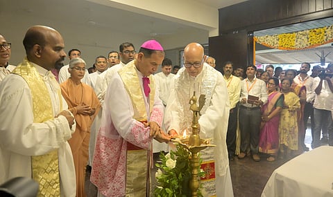 ಕೆರೆಕಟ್ಟೆಯಲ್ಲಿರುವ ಸಂತ ಅಂತೋನಿ ಪುಣ್ಯಕ್ಷೇತ್ರದಲ್ಲಿ ಆಯೋಜಿಸಿದ್ದ ವಾರ್ಷಿಕೋತ್ಸವವನ್ನು ಡಾ. ಲೆಸ್ಲಿ ಕ್ಲಿಫರ್ಡ್​ ಡಿಸೋಜಾ ಹಾಗೂ ಫಿಲಿಪ್​ ಡಿಕೋಸ್ತಾ ಬಸ್ರೂರು ಉದ್ಘಾಟಿಸಿದರು. ಮೊನ್ಸಿಂಜ್ಞೊರ್​ ಫ್ರಾನ್ಸಿಸ್​ ಝೇವಿಯರ್​ ಲೂವಿಸ್​, ಸ್ಟೀವನ್​ ಡಿಸೋಜಾ, ಪಾವ್ಲ್​ ರೇಗೊ, ಸುನೀಲ್​ ವೇಗಸ್​ ಇದ್ದರು.