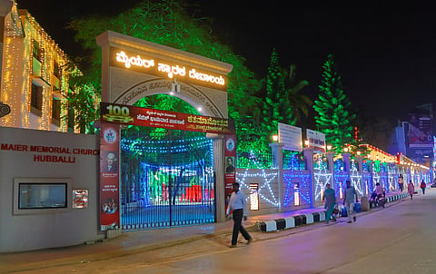 Christmas ಕ್ರಿಸ್​ಮಸ್​ ಅಂಗವಾಗಿ ವಿದ್ಯುದೀಪಗಳಿಂದ ಅಲಂಕೃತಗೊಂಡಿರುವ ಹುಬ್ಬಳ್ಳಿಯ ಕಾರವಾರ ರಸ್ತೆಯ ಮೈಯರ್ ಸ್ಮಾರಕ ದೇವಾಲಯ.
