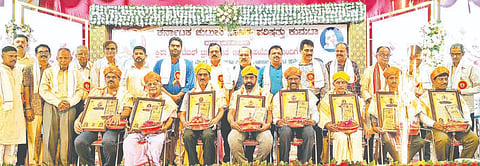  ಕುಮಟಾದಲ್ಲಿ ಏರ್ಪಡಿಸಿದ್ದ ಚುಟುಕು ಸಾಹಿತ್ಯ ಸಮ್ಮೇಳನದಲ್ಲಿ ವಿವಿಧ ಕ್ಷೇತ್ರದ ಸಾಧಕರನ್ನು ಸನ್ಮಾನಿಸಲಾಯಿತು. ಶಾಸಕ ದಿನಕರ ಶೆಟ್ಟಿ, ರವೀಂದ್ರ ಭಟ್ ಸೂರಿ, ಮುಕುಂದ ನಾಯ್ಕ, ಭುವನ ಭಾಗ್ವತ, ಕೃಷ್ಣಮೂರ್ತಿ ಕುಲಕರ್ಣಿ, ಗಜಾನನ ಹೆಗಡೆ, ಜನಾರ್ದನ ನಾಯಕ, ಗಣಪತಿ ಅಡಿಗುಂಡಿ ಇತರರಿದ್ದರು. 