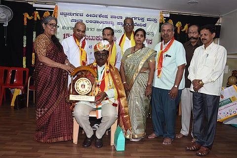 ಕನ್ನಡ ಸಾಹಿತ್ಯ ಪರಿಷತ್ತಿನಲ್ಲಿ ನಡೆದ 15ನೇ ಜಿಲ್ಲಾ ಚುಟುಕು ಸಾಹಿತ್ಯ ಸಮ್ಮೇಳನದಲ್ಲಿ  ಸಮ್ಮೇಳನಾಧ್ಯಕ್ಷ ಡಾ.ಎಂ.ಆರ್.ವೆಂಕಟೇಶ್ ಅವರನ್ನು ಸನ್ಮಾನಿಸಲಾಯಿತು. ಹಿರಿಯ ಸಾಹಿತಿಗಳಾದ ಪ್ರೊ.ಎಸ್.ಜಿ.ಸಿದ್ದರಾಮಯ್ಯ, ಪ್ರೊ.ಕೆ.ಪಿ.ಪುತ್ತೂರಾಯ ಮತ್ತಿತರರಿದ್ದರು. 