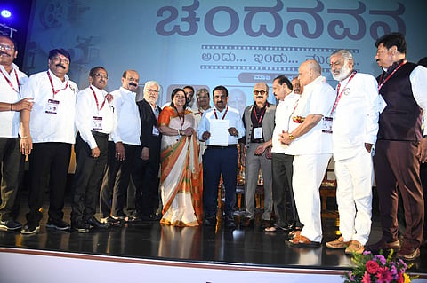 ಸಿಎಂ ಮಾಧ್ಯಮ ಸಲಹೆಗಾರ ಕೆ.ವಿ.ಪ್ರಭಾಕರ್ ಅವರಿಗೆ ಮನವಿ ಸಲ್ಲಿಸಿದ ಸ್ಯಾಂಡಲ್​ ವುಡ್ ಗಣ್ಯರು